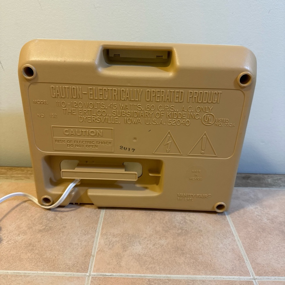 Ertl Portable Beige Record Player Turntable - Compact Retro Design - Picture 4 of 4